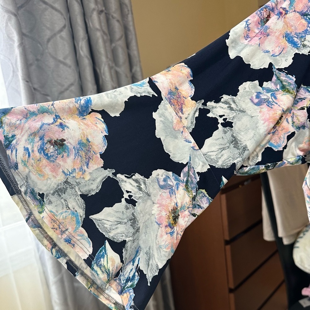 Karen Kane 1x size blouse blue with flowers beautiful pre-owned - Picture 6 of 10